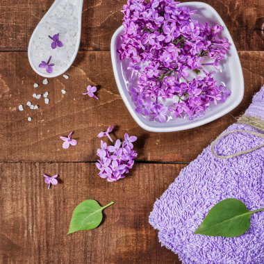Aromaterapi, sağlıklı yaşam ve leylak çiçekleri ile spa