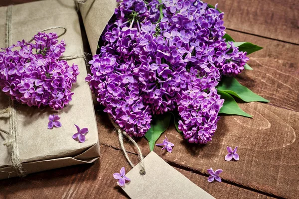 Ahşap bir masada leylak hediye ve buket