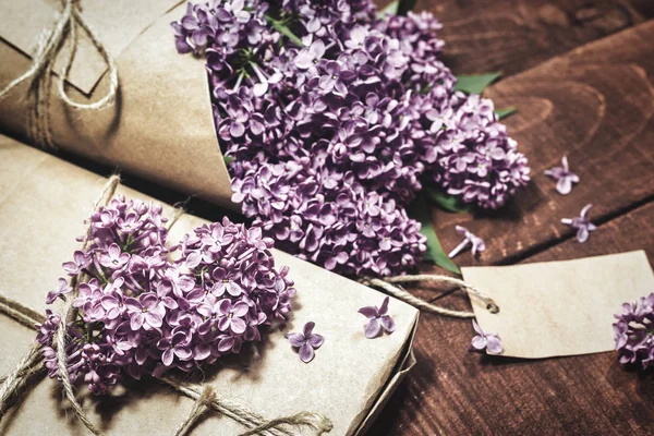 Ahşap bir masada leylak hediye ve buket