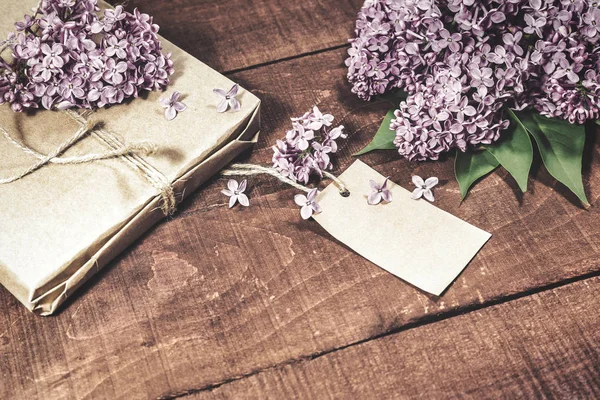 Ahşap bir masada leylak hediye ve buket