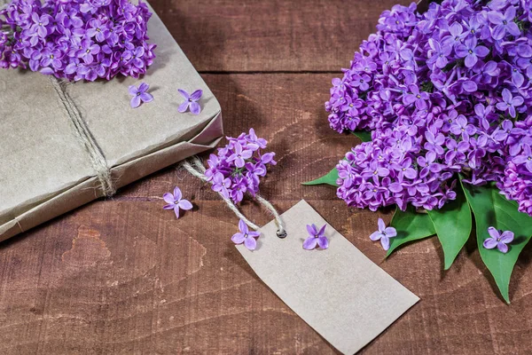 Ahşap bir masada leylak hediye ve buket