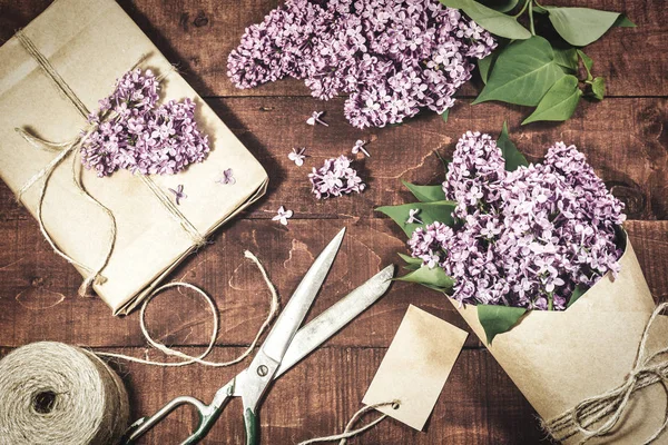 Ahşap bir masada leylak hediye ve buket