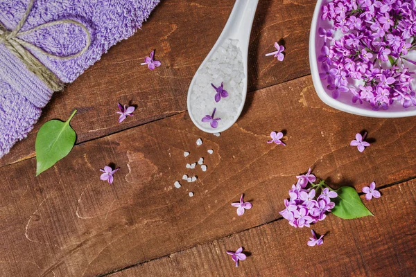 Aromaterapi, sağlıklı yaşam ve leylak çiçekleri ile spa