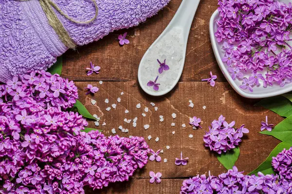 Aromaterapi, sağlıklı yaşam ve leylak çiçekleri ile spa