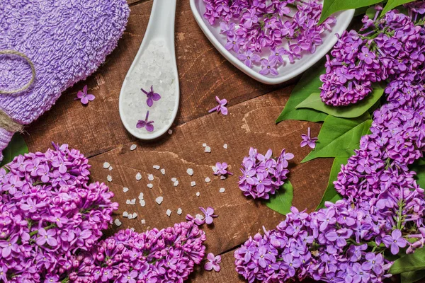 Aromaterapi, sağlıklı yaşam ve leylak çiçekleri ile spa