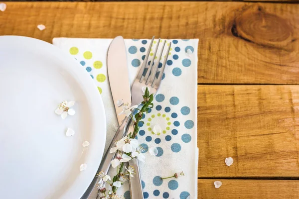 Весняний стіл з білими квітами — стокове фото