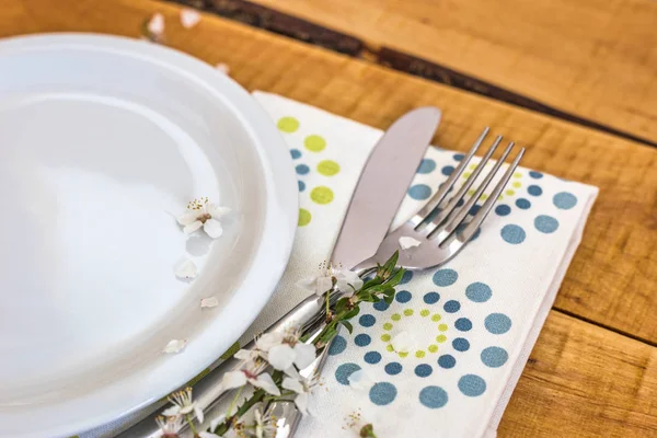 Table de printemps avec fleurs blanches — Photo