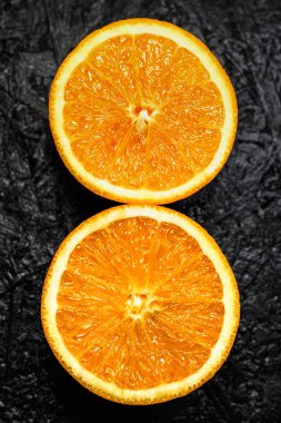 Siyah arka planda turuncu iki dilim