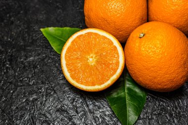 Koyu arka planda dilimlenmiş ve bütün portakallar