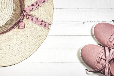 Plaj tatilleri için kadın yazlık ayakkabı ve şapka