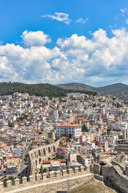 Kavala kasabası nın güzel şehir manzarası ve Bizans su kemeri