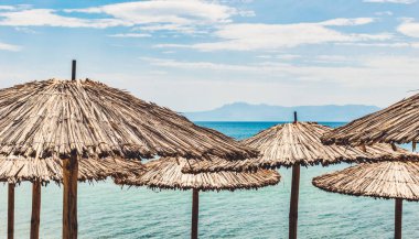 Tropikal plajda saman şemsiyeler