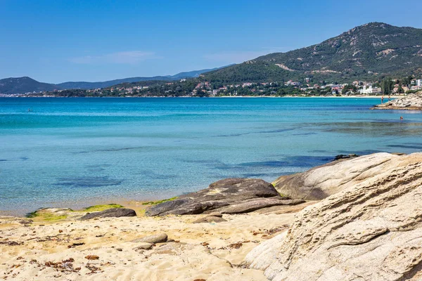 Hermosa playa con agua turquesa —  Fotos de Stock