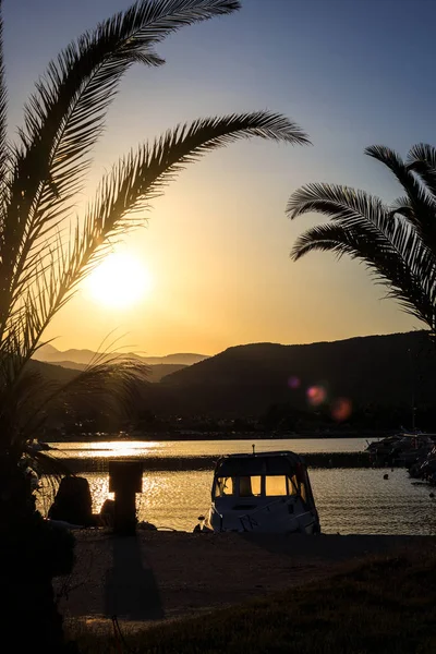 Küçük balıkçı limanı üzerinde güzel gün batımı — Stok fotoğraf