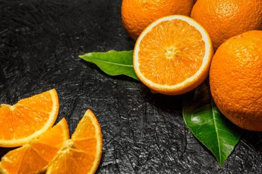 Koyu arka planda dilimlenmiş ve bütün portakallar