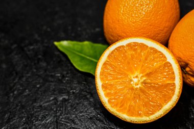 Koyu arka planda dilimlenmiş ve bütün portakallar