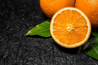 Koyu arka planda dilimlenmiş ve bütün portakallar