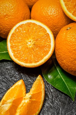 Koyu arka planda dilimlenmiş ve bütün portakallar