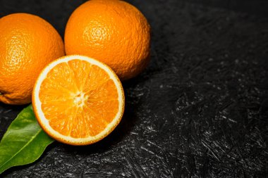 Koyu arka planda dilimlenmiş ve bütün portakallar