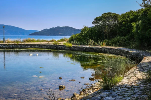 Yunanistan'ın Kefalonia adasında Karavomilos gölü — Stok fotoğraf