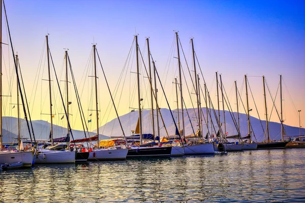 Gün batımında limanda yelkenli — Stok fotoğraf