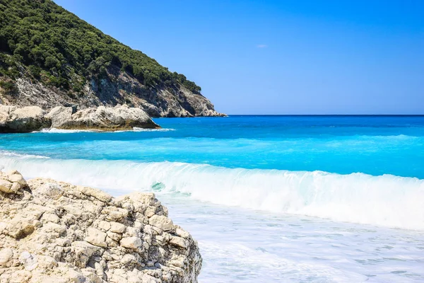 Golven op het Myrtos-strand, eiland Kefalonia, Griekenland — Stockfoto