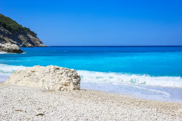 Golven op het Myrtos-strand, eiland Kefalonia, Griekenland — Stockfoto