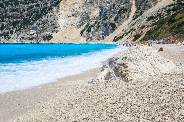 Golven op het Myrtos-strand, eiland Kefalonia, Griekenland — Stockfoto