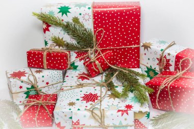 Beyaz arka planda noel hediyesi kutuları