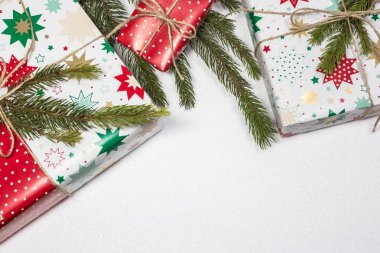 Metin için boş alan ile beyaz arka plan üzerinde Noel hediye kutuları