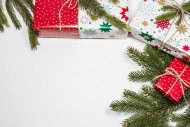 Metin için boş alan ile beyaz arka plan üzerinde Noel hediye kutuları