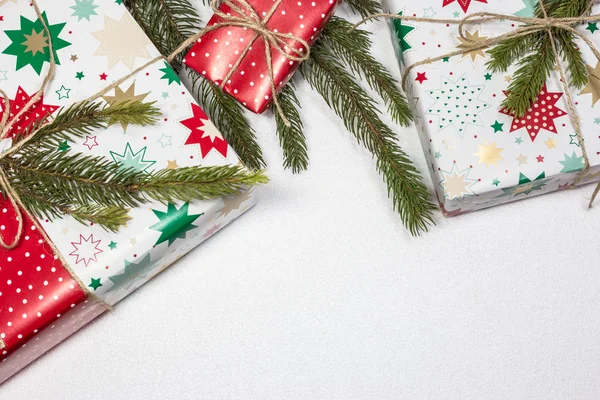 Metin için boş alan ile beyaz arka plan üzerinde Noel hediye kutuları