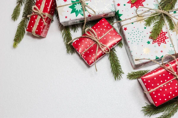 Caixas de presente de Natal em fundo branco com espaço vazio para texto — Fotografia de Stock