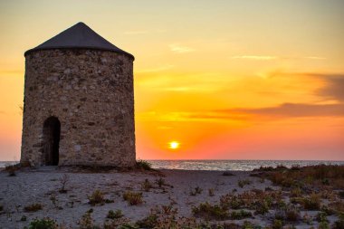 Agios Ioannis plajındaki eski yel değirmeni, Lefkada, Yunanistan