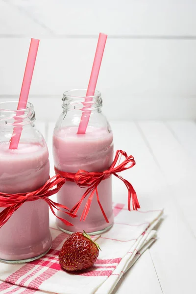 Iogurte de morango e morango fresco — Fotografia de Stock