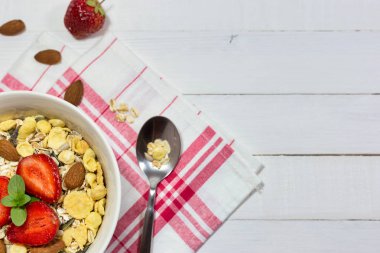 ahşap masa üzerinde sağlıklı bir kahvaltı