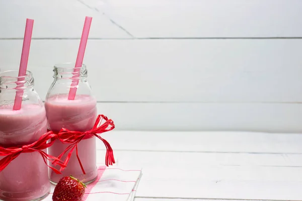 Iogurte de morango e morango fresco — Fotografia de Stock