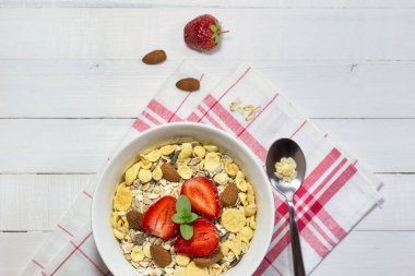 ahşap masa üzerinde sağlıklı bir kahvaltı