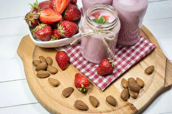 Healthy breakfast with fresh strawberries — Stock Photo, Image