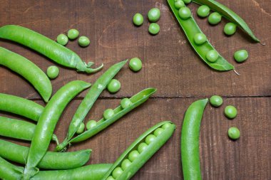 Ahşap zemin üzerinde yeşil bezelyeler