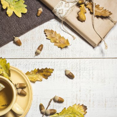 Sonbahar arkaplanı ve bir fincan çay.