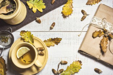 Sonbahar arkaplanı ve bir fincan çay.