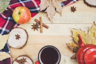 Sıcak çay ve baharatlı sonbahar arkaplanı