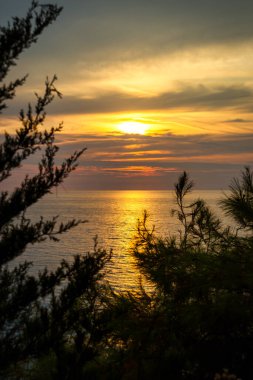Gökyüzünün güzel renkleri gün batımında denizin üzerinde, Yunanistan 'ın Lefkada adasının batı kıyısında.