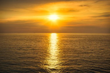 Gökyüzünün güzel renkleri denizin üzerinde gün batımında