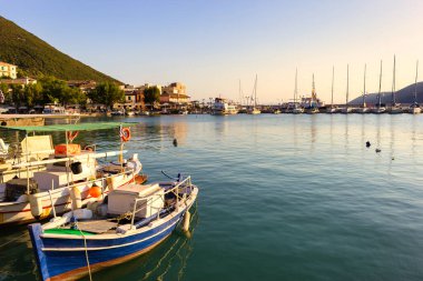 Yunanistan 'ın Lefkada adasındaki Vasiliki vilage limanında güzel bir günbatımı.