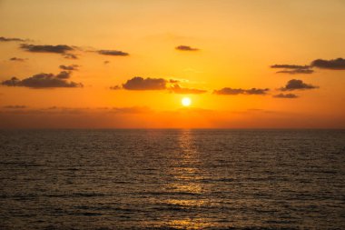 Gökyüzünün güzel renkleri denizin üzerinde gün batımında