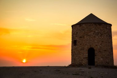Uçurtma sörfü gibi eski yel değirmenleri ve su sporlarıyla ünlü Agios Ioannis (Gyra) plajında güzel bir gün batımı. Yunanistan 'daki İyon Adası Lefkada.