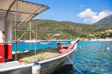 Yunanistan 'ın Lefkada adasındaki Poros Körfezi' nde küçük bir marinada ağlı ahşap bir balıkçı teknesinin ayrıntıları.