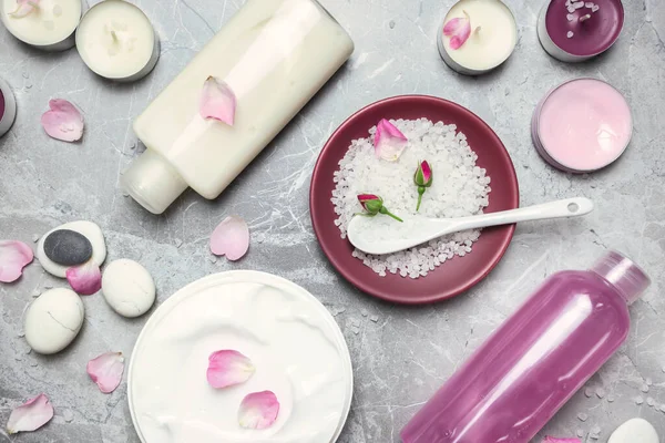 Produits Cosmétiques Pour Peau Corps Féminins Sur Fond Marbre Gris — Photo